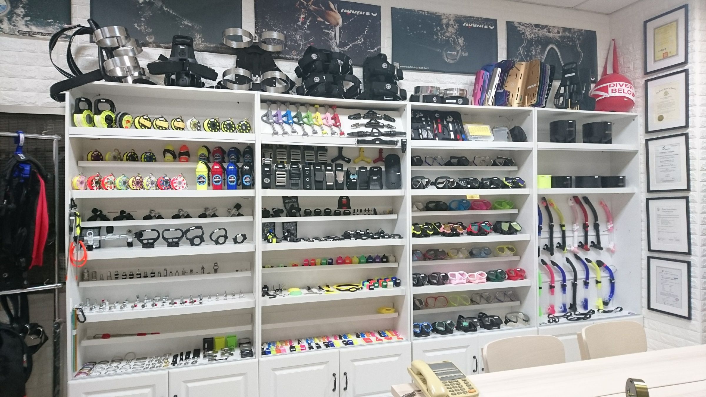 لوازم جانبی ضروری غواصی: نمایش چاقوهای غواصی، چراغ‌ها و ابزارهای ایمنی